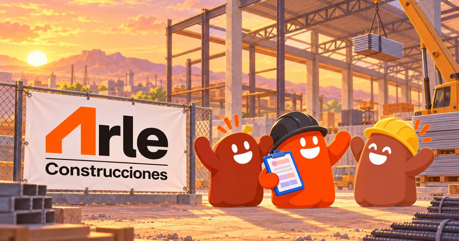 Una nave industrial en obra en Torreón con la lona de ARLE Construcciones; su personaje naranja con casco negro celebra con dos personajes de Slabsz.